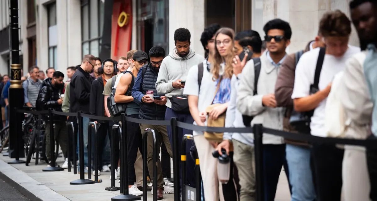 iPhone 17 estreia com filas e tumulto em 64 países - Imagem do artigo