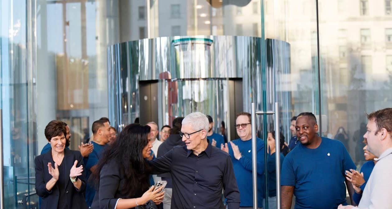Tarifas de Trump não encarecem iPhone 17, diz Tim Cook - Imagem do artigo