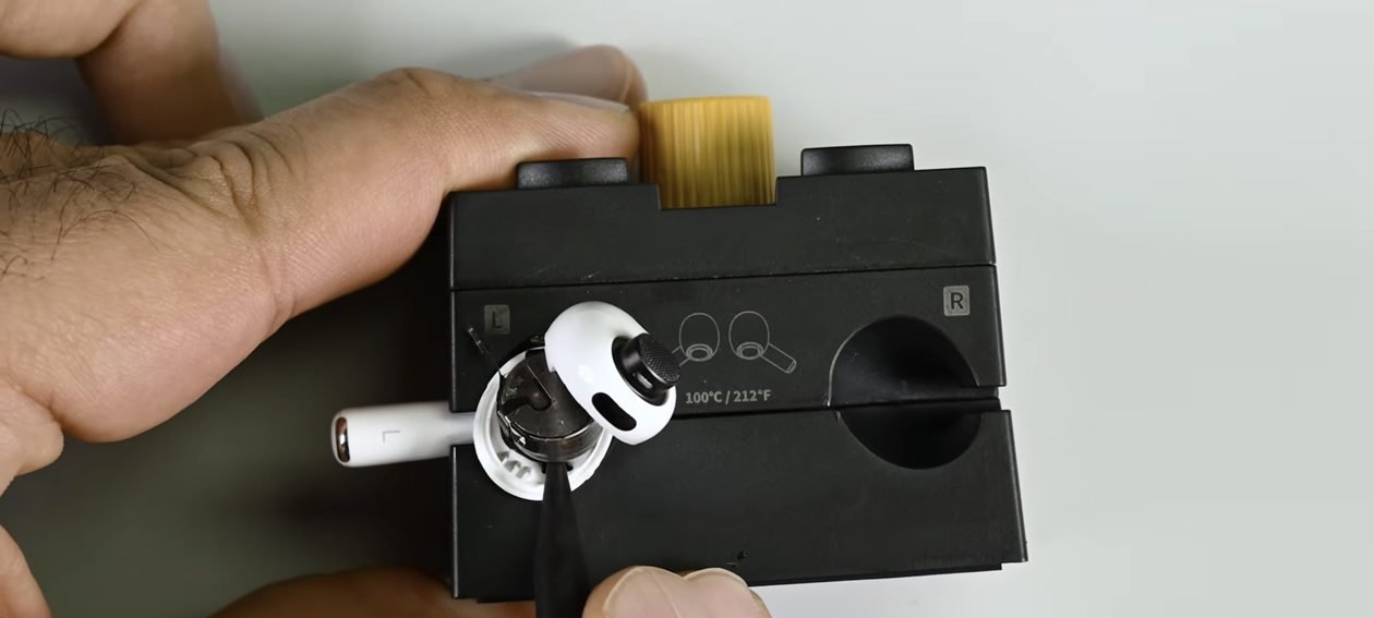 AirPods Pro 3 continuam irreparáveis, aponta iFixit - Imagem do artigo