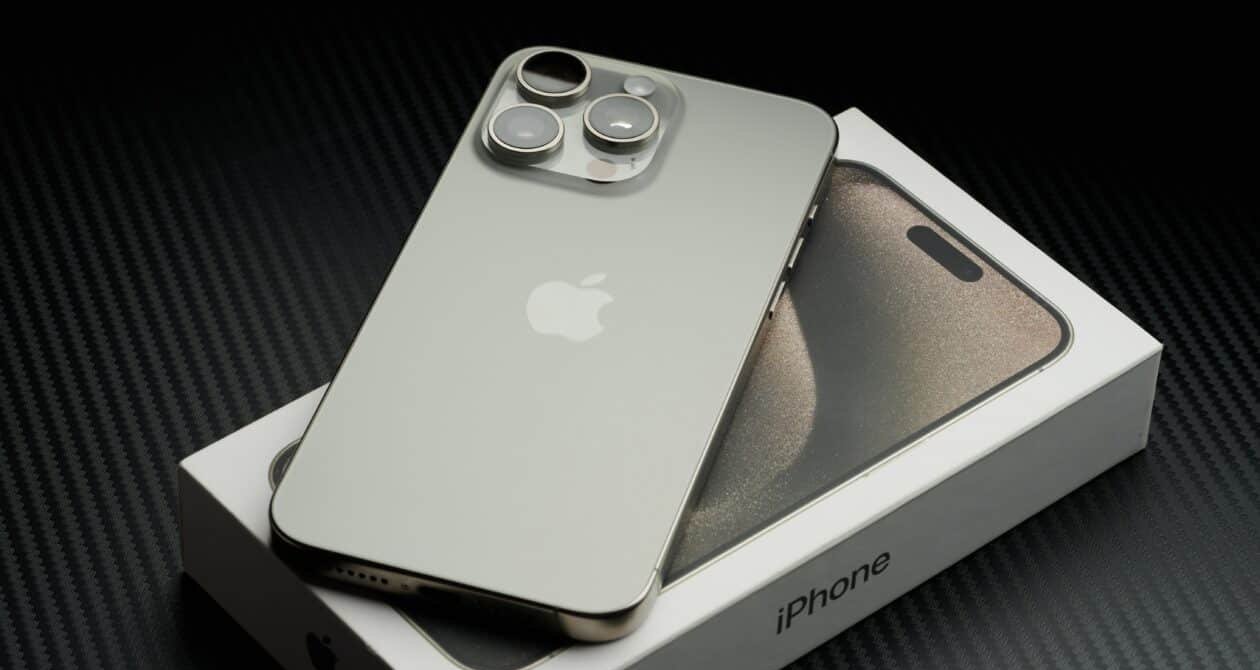 Leilão da Receita Federal em Curitiba oferece iPhones 15 Pro Max a partir de R$4,6 mil e mais 18 lotes da Apple - Imagem do artigo