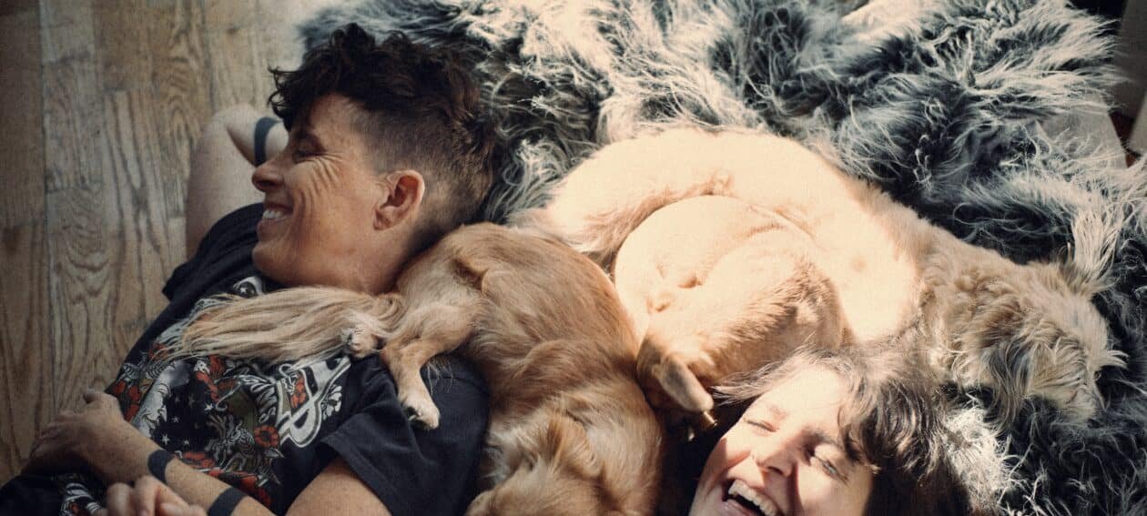 Documentário “Embaixo da Luz de Neon” estreia no Apple TV+ com história de amor e resiliência diante do câncer - Imagem do artigo