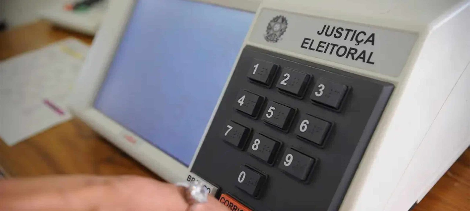 Urna eletrônica: funcionamento, componentes e segurança do sistema de votação brasileiro - Imagem do artigo