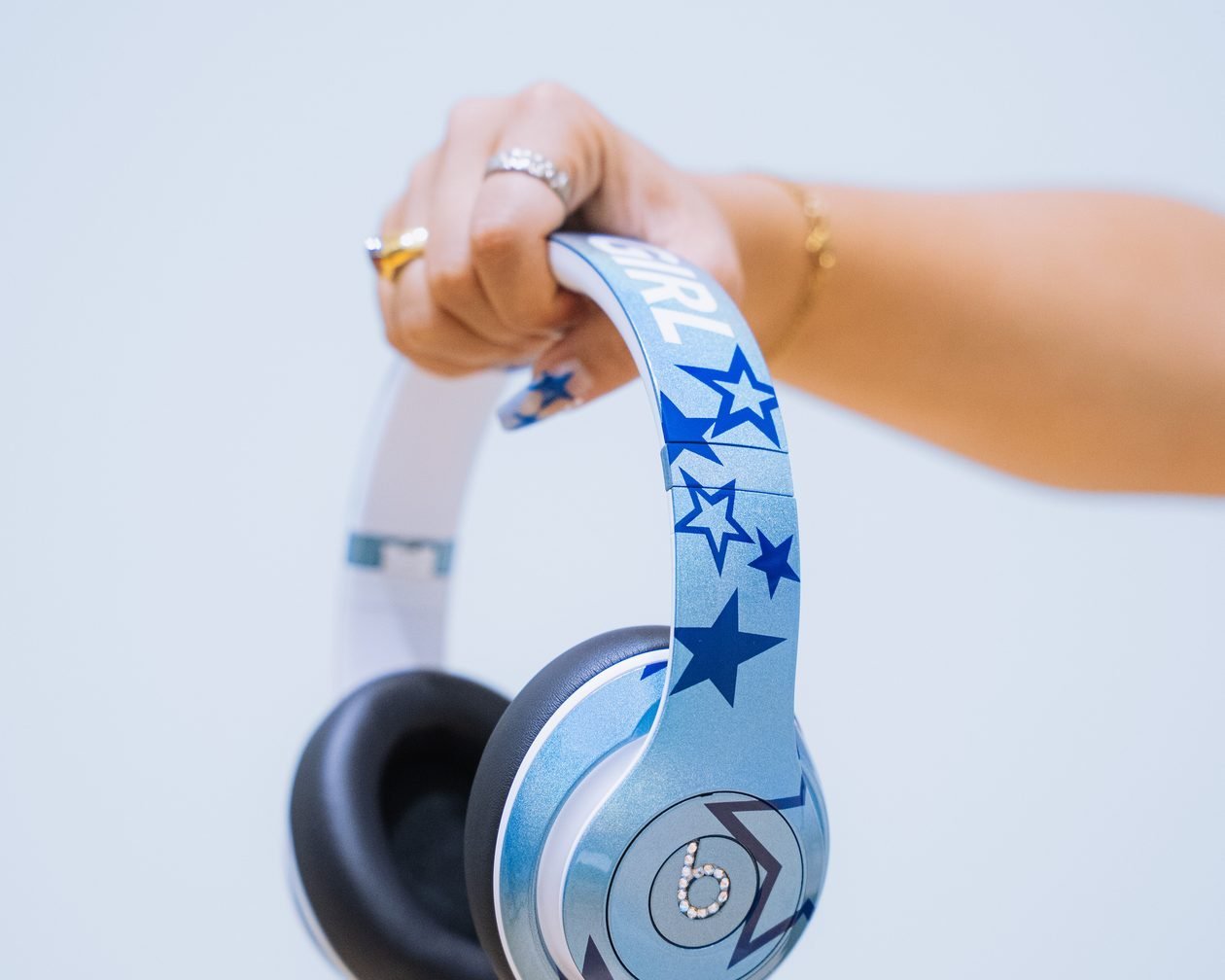 Beats apresenta campanha com Jordan Chiles e fones Studio Pro customizados em projeto da Beats Academy - Imagem do artigo