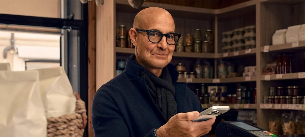 Apple destaca Stanley Tucci em comercial ambientado na Itália para evidenciar praticidade do Apple Pay - Imagem do artigo