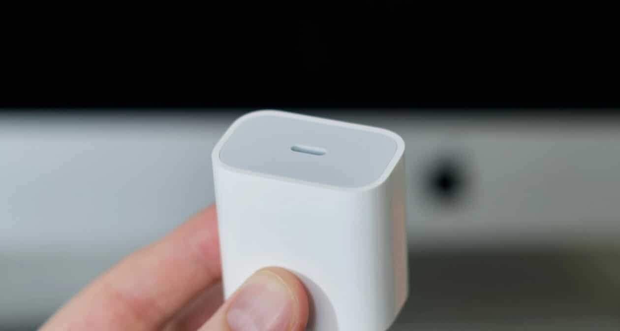 Juiz do Maranhão rejeita pedido de ressarcimento por iPhone 15 vendido sem carregador - Imagem do artigo