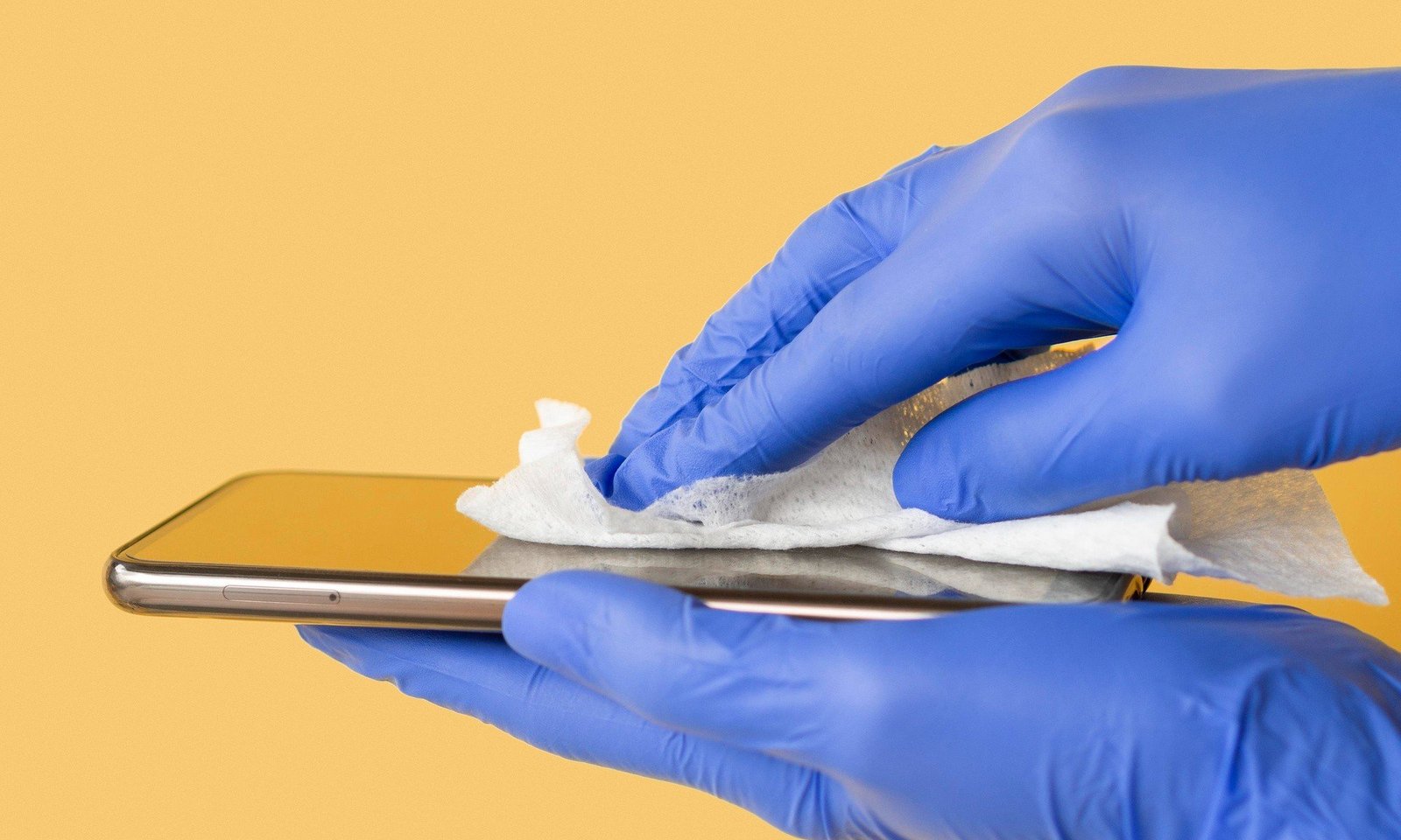 Limpeza de telas de smartphones: cinco produtos comuns que podem danificar o display e as práticas corretas de higienização - Imagem do artigo