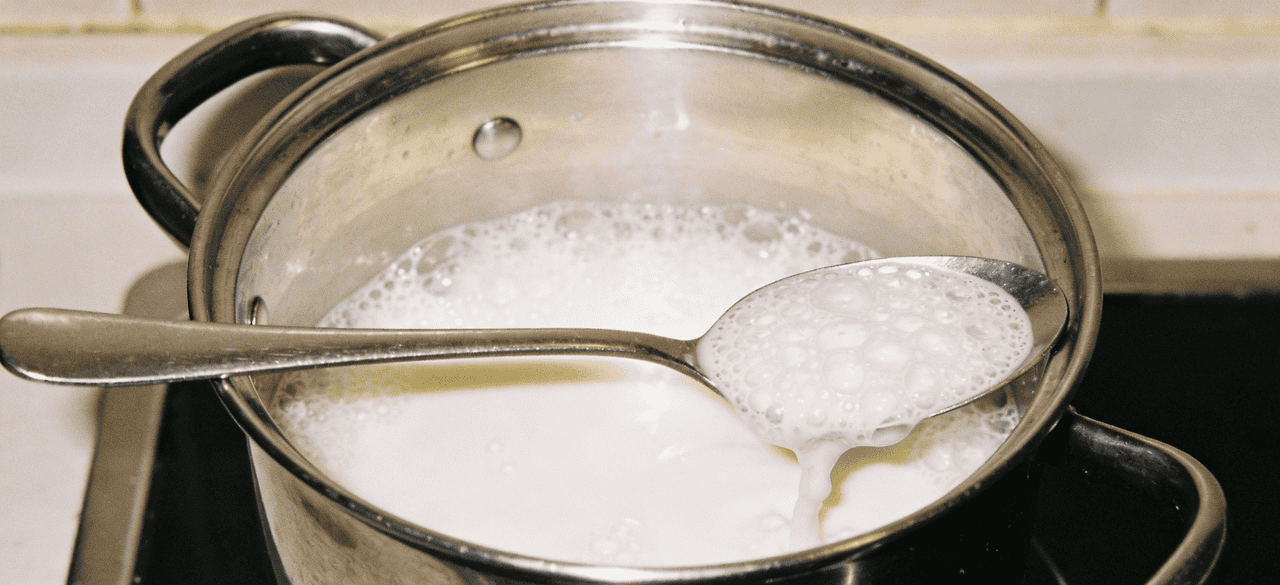 O que realmente acontece quando se coloca uma colher de metal na panela para conter o leite em ebulição - Imagem do artigo