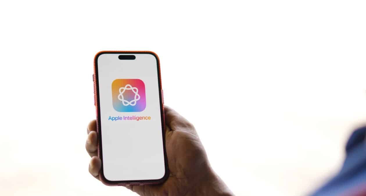 Apple planeja reformular Siri em 2026 e adota estratégia cautelosa em inteligência artificial, revela reportagem - Imagem do artigo