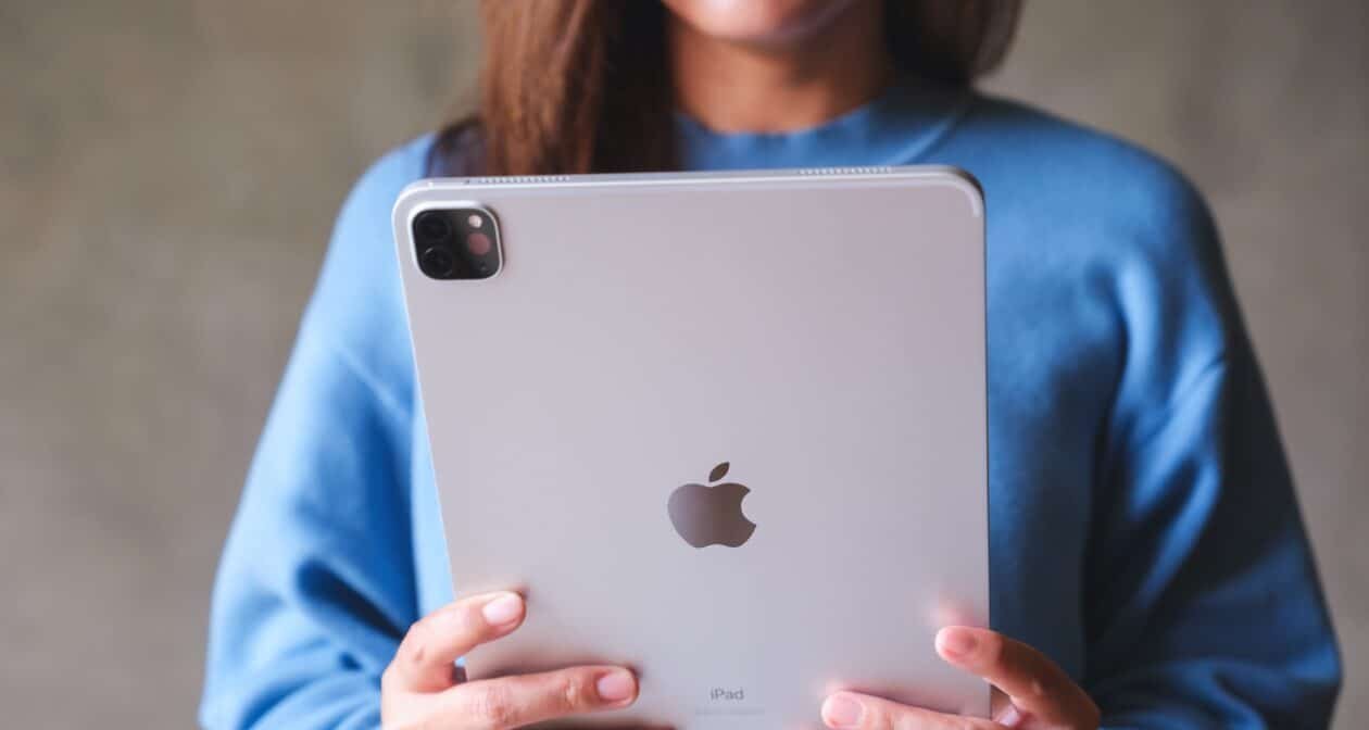 Guia completo de gestos para usar iPhone e iPad com VoiceOver sem barreiras visuais - Imagem do artigo