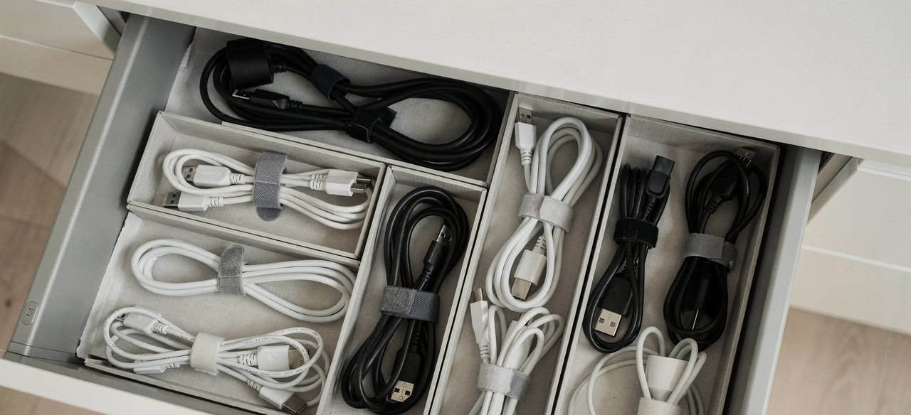Organização de cabos: métodos científicos e truques caseiros para reduzir o estresse e proteger dispositivos - Imagem do artigo