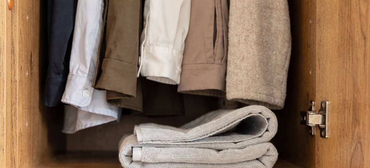 Toalha no guarda-roupa: método simples e respaldado pela Embrapa reduz umidade e evita mofo nas roupas - Imagem do artigo