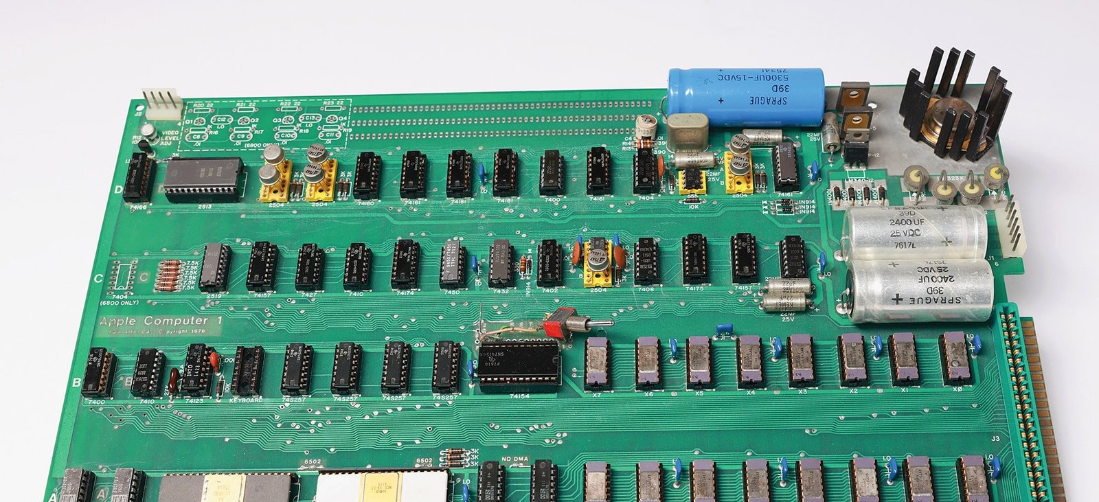 Leilão dos 50 anos da Apple reúne protótipo Apple I, cheque histórico e 189 outros objetos ligados a Steve Jobs - Imagem do artigo