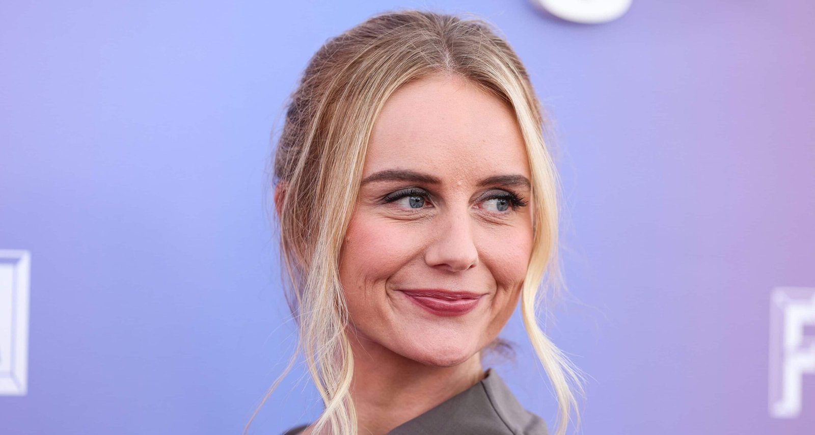 Justine Lupe se une a Jason Segel no thriller psicológico “Sponsor”, futuro original do Apple TV+ - Imagem do artigo