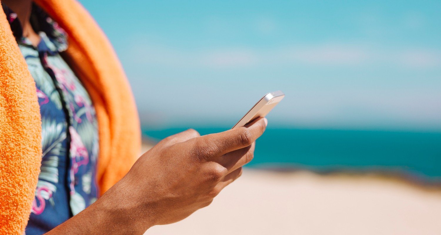 Por que a bateria do celular acaba mais rápido na praia: calor, brilho máximo e sinal fraco em ação - Imagem do artigo