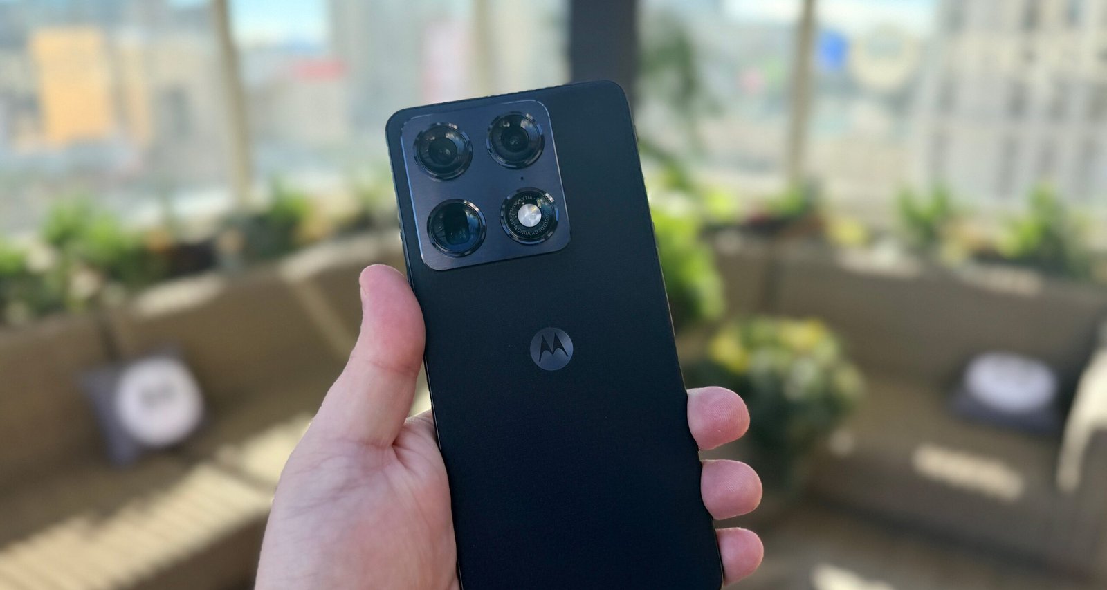 Motorola Signature supera iPhone 16 Pro Max e Galaxy S25 Ultra em teste de câmera com 164 pontos no DXOMARK - Imagem do artigo