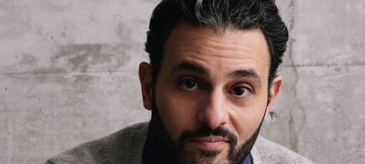 Arian Moayed integra elenco de “The Off Weeks”, minissérie da Apple TV com Ben Stiller e Jessica Chastain - Imagem do artigo