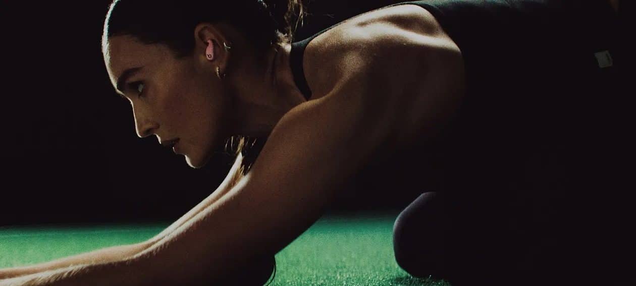 Beats destaca Powerbeats Fit em novo comercial com a influenciadora fitness Kirsty Godso - Imagem do artigo