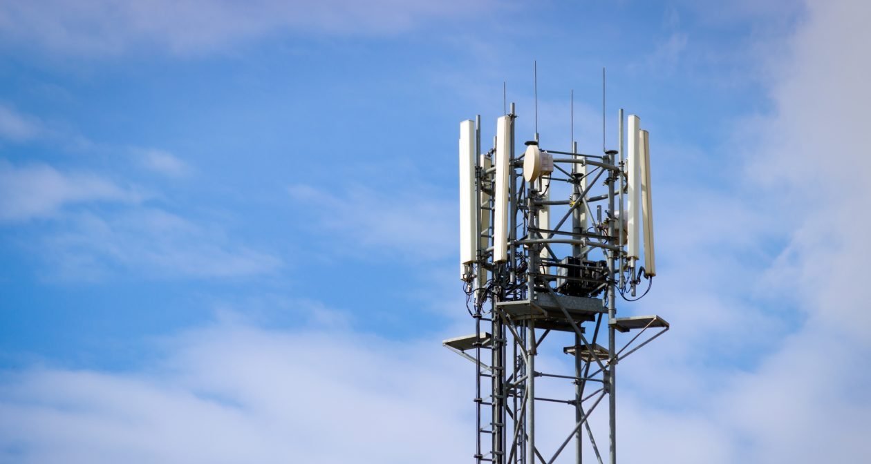 Recurso do iOS 26.3 restringe precisão dos dados de localização enviados às operadoras - Imagem do artigo