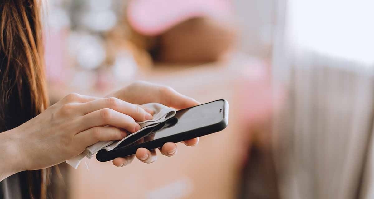 Limpar tela do celular: frequência ideal, métodos seguros e produtos a evitar - Imagem do artigo