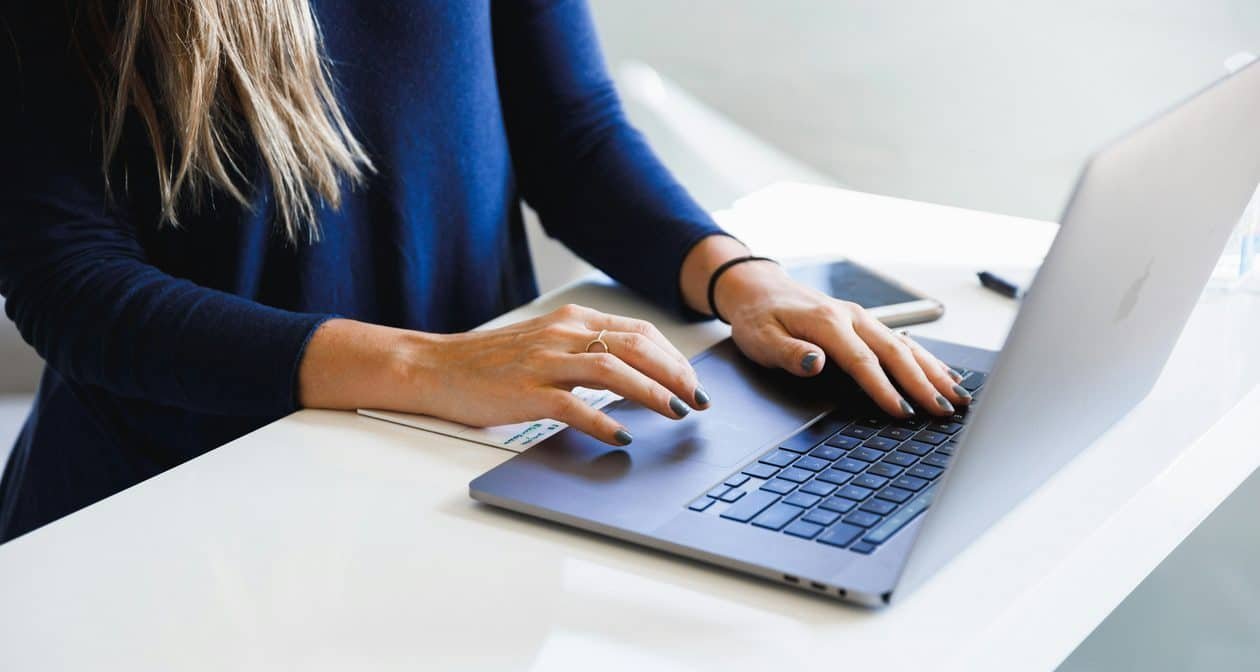 Guia completo para gerenciar ligações simultâneas no app Telefone do macOS Tahoe 26 - Imagem do artigo