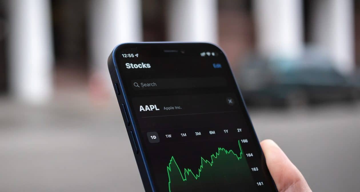 Apple reconquista o segundo lugar entre as empresas mais valiosas do mundo e deixa Alphabet para trás - Imagem do artigo