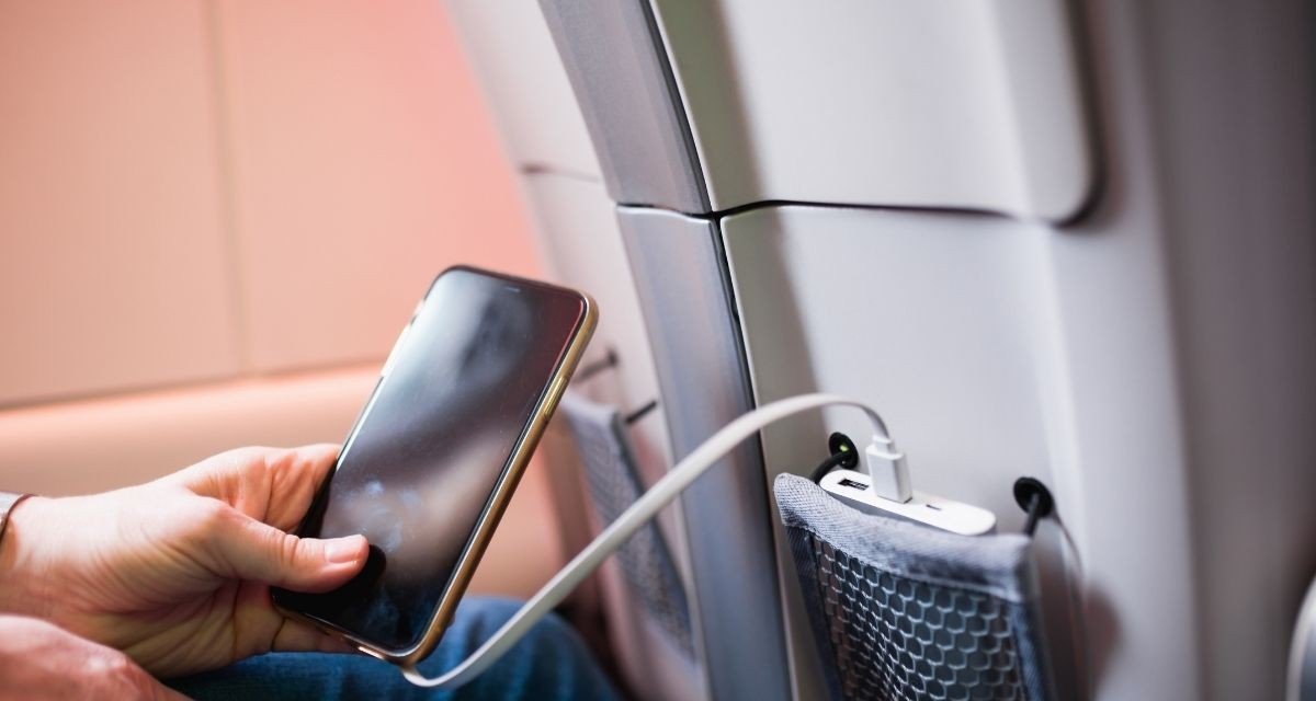 Power bank no avião: limites da Anac, riscos de incêndio e cuidados essenciais para viajar em segurança - Imagem do artigo