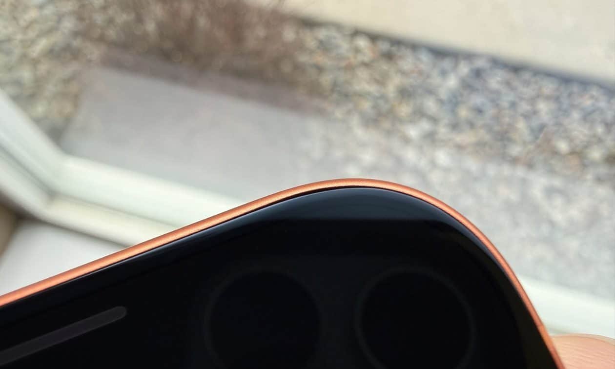 Relatos de amassados em iPhone 17 Pro expõem troca de resistência por melhor dissipação térmica na liga de alumínio 5080 - Imagem do artigo